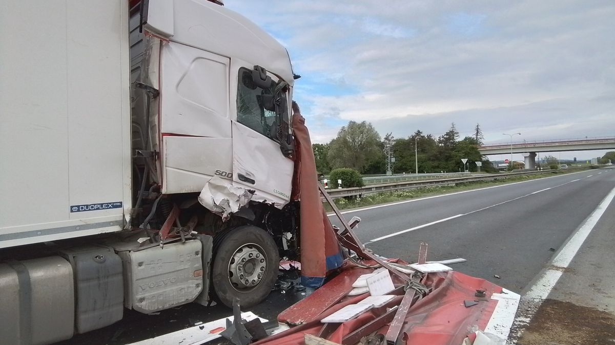 D35 na Olomoucku uzavřela srážka dvou nákladních vozidel